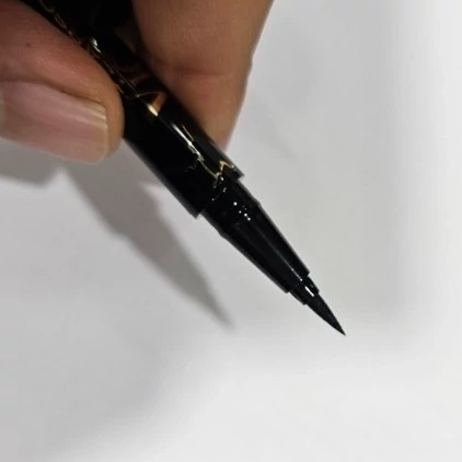 خط چشم ماژیکی ویکتوریا مدل Liquid Liner فوق مشکی و ضد آب 0.6 گرم
