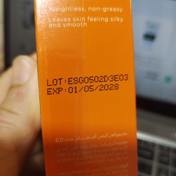 ضد آفتاب استلین SPF60 آبرسان و ترمیم کننده حاوی ویتامین C و هیالورونیک اسید