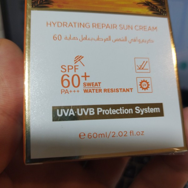 ضد آفتاب استلین SPF60 آبرسان و ترمیم کننده حاوی ویتامین C و هیالورونیک اسید