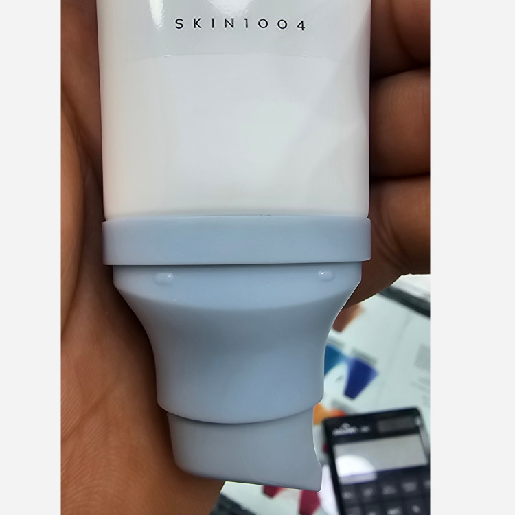 ضد آفتاب سنتلا SPF50 50ml بافت سبک زودجذب بدون سفیدک مناسب تمام انواع پوست