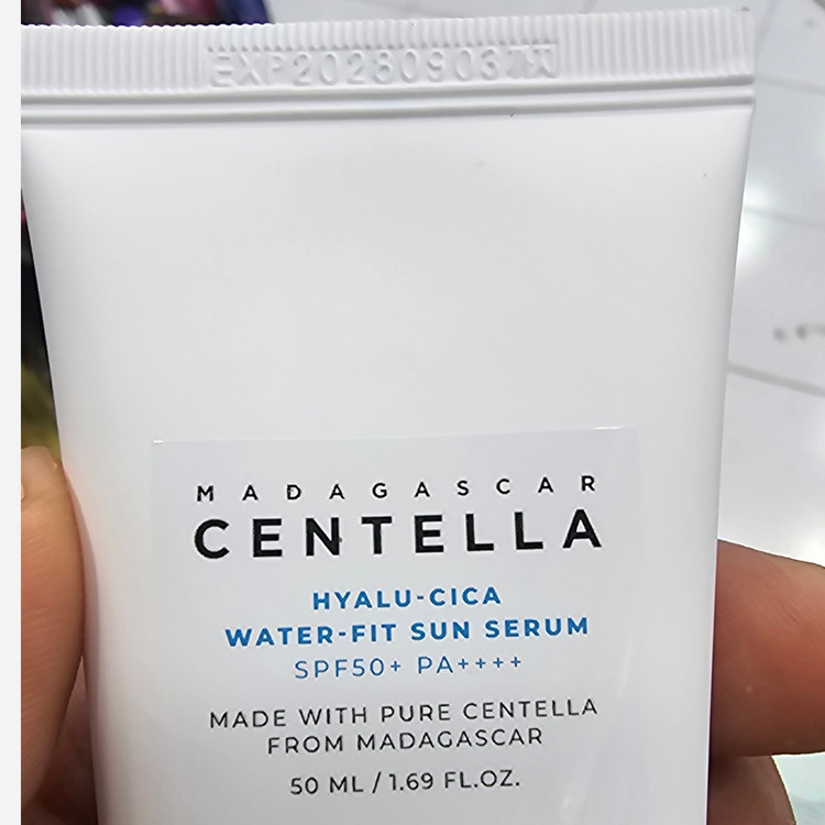 ضد آفتاب سنتلا SPF50 50ml بافت سبک زودجذب بدون سفیدک مناسب تمام انواع پوست