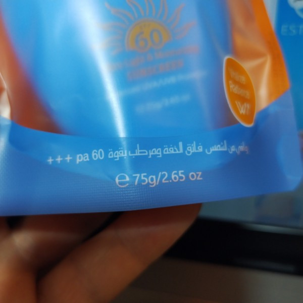 ضد آفتاب استلین مرطوب کننده فوق سبک بی رنگ SPF60