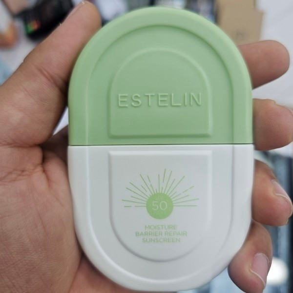 ضد آفتاب استلین سبز اورجینال حجم50گرم spf50 بافت سبک و فاقد چربی ضد حساسیت و ترمیم کننده پوست