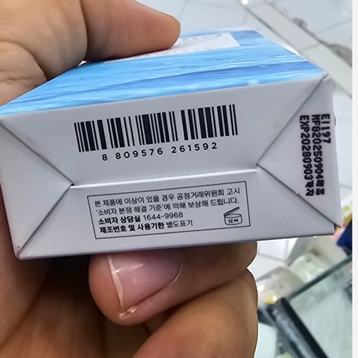 ضد آفتاب سنتلا اورجینال SPF50 حجم 50 میل تیوپی مناسب انواع پوست بافت سبک و زودجذب بدون سفیدک و ماسیدن بر روی پوست