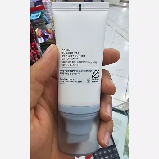ضد آفتاب سنتلا اورجینال SPF50 حجم 50 میل تیوپی مناسب انواع پوست بافت سبک و زودجذب بدون سفیدک و ماسیدن بر روی پوست