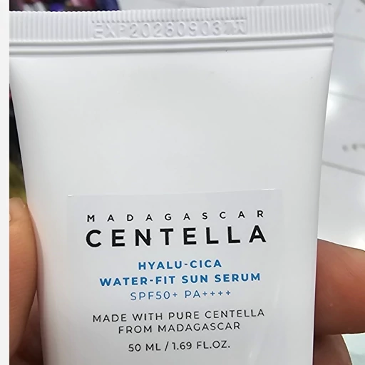 ضد آفتاب سنتلا اورجینال SPF50 حجم 50 میل تیوپی مناسب انواع پوست بافت سبک و زودجذب بدون سفیدک و ماسیدن بر روی پوست