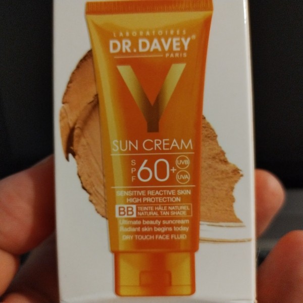 ضد آفتاب رنگی دکتر دیوی SPF 60 مناسب پوست خشک و روشن کننده (BB کرم) حجم 100 گرم