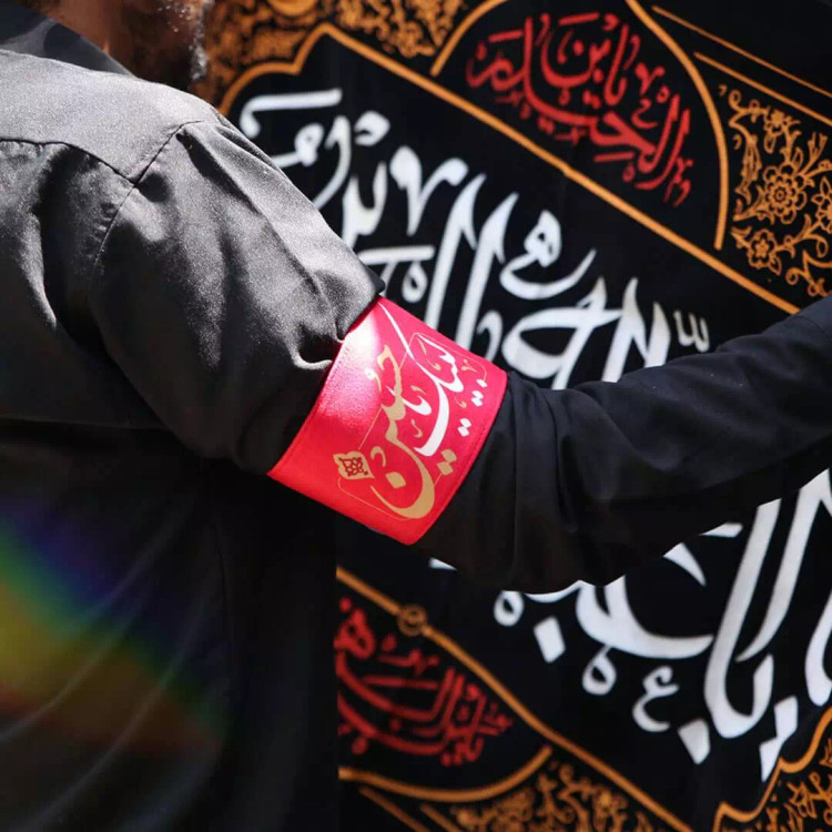 بازوبند مخمل رنگ قرمز با شعار لبیک یا حسین علیه السلام