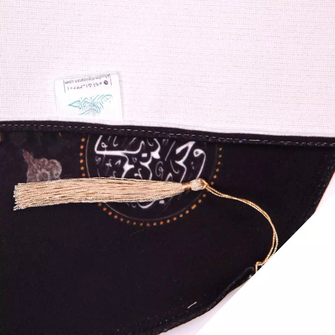 کتیبه مخمل عمودی کنار آیفونی با شعار حسین منی انا من حسین 20*40