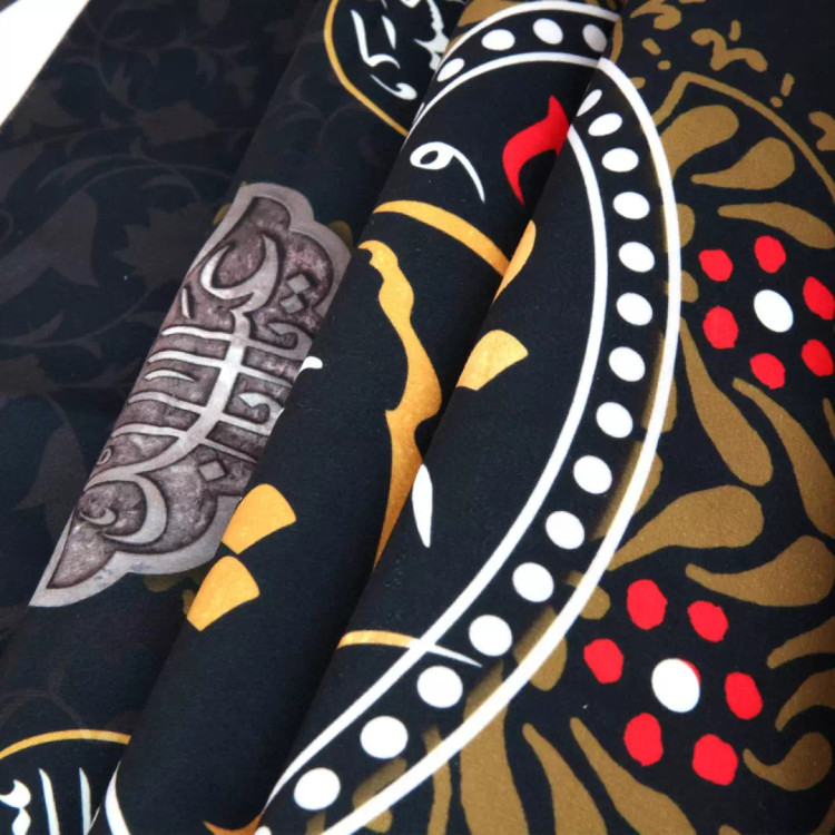 کتیبه مخمل عمودی کنار آیفونی با شعار نجات اهل عالم با حسین است ابعاد 20*40