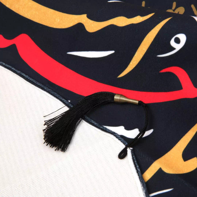 کتیبه مخمل عمودی کنار آیفونی با شعار نجات اهل عالم با حسین است ابعاد 20*40