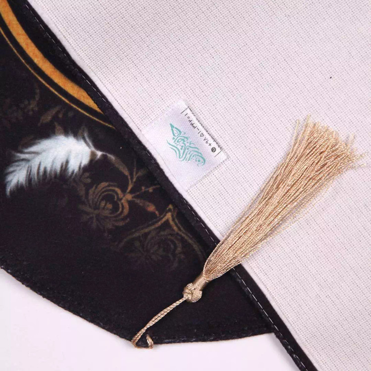 کتیبه مخمل عمودی کنار آیفونی با شعار اباعبدالله الحسین نوشته طلایی قرمز زمینه مشکی 20*40