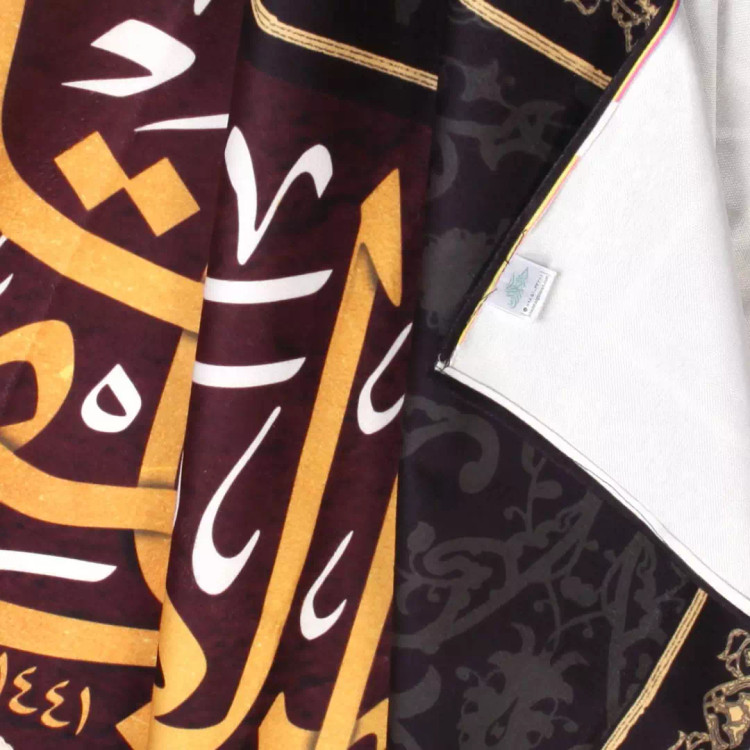 کتیبه مخمل با شعار این طالب بدم المقتول بکربلا زمینه مشکی در ابعاد 140*200
