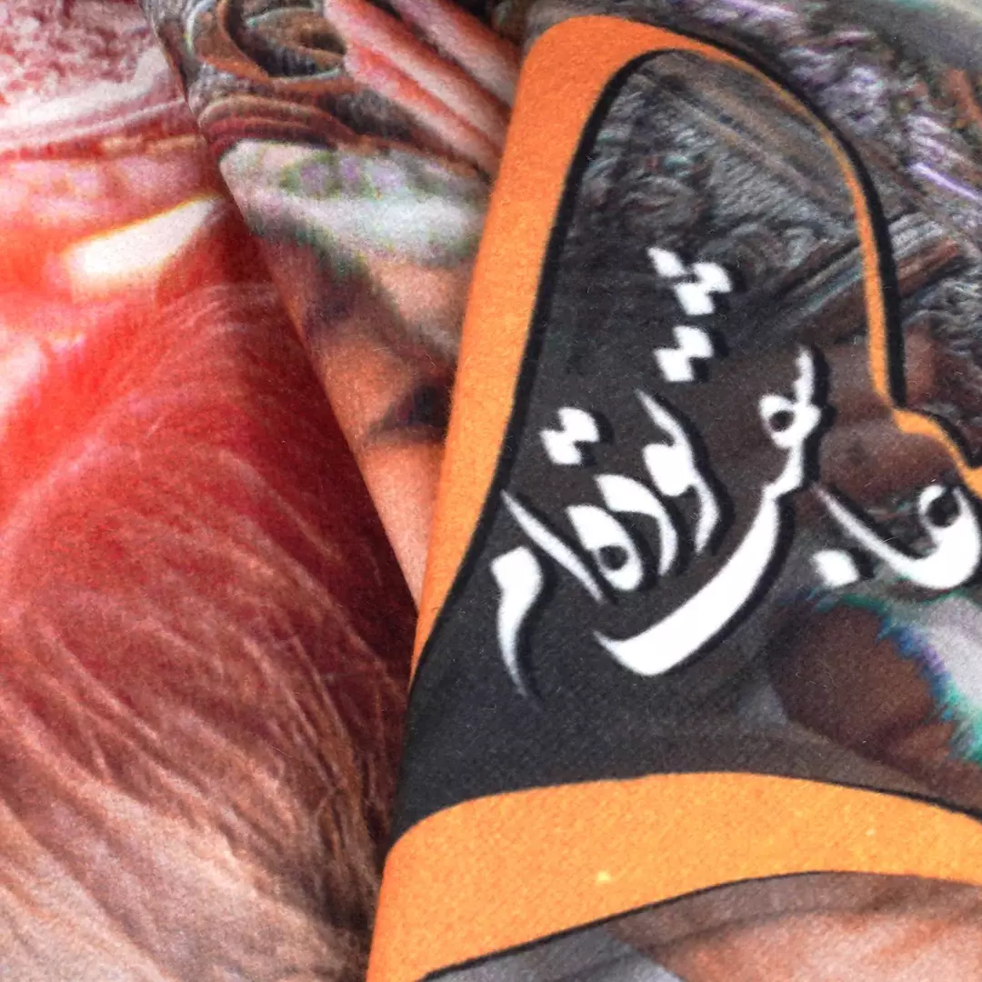 کتیبه مخمل عمودی کنار آیفونی با شعار حسین من از کودکی عاشقت بوده ام طرح ضریح در ابعاد 20*40 سانتیمتر