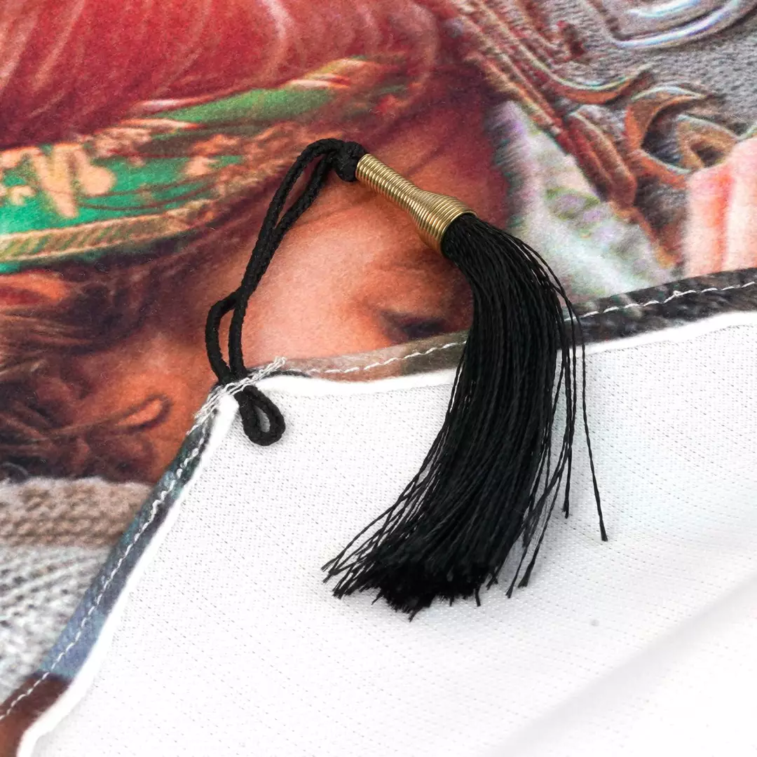 کتیبه مخمل عمودی کنار آیفونی با شعار حسین من از کودکی عاشقت بوده ام طرح ضریح در ابعاد 20*40 سانتیمتر