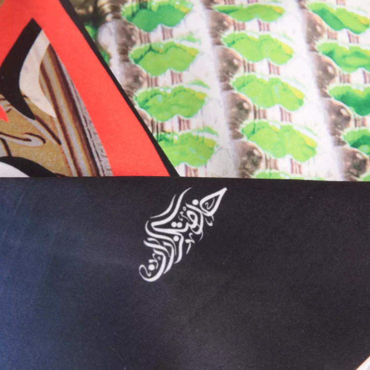 کتیبه مخمل افقی با شعار نجات اهل عالم با حسین است طرح ضریح در ابعاد 140*200 سانتیمتر