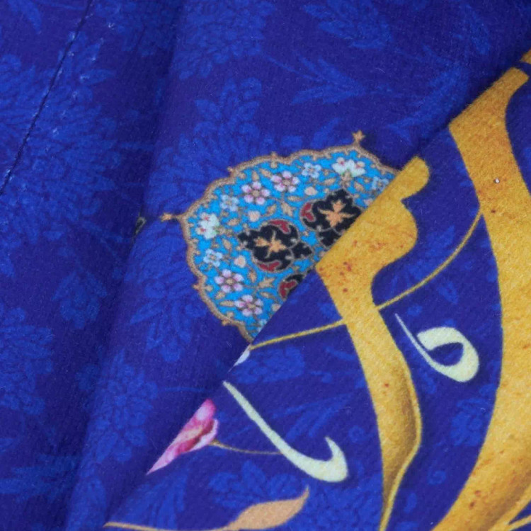 کتیبه مخمل عمودی کنار آیفونی با شعار علی ولی الله زمینه آبی تیره در ابعاد 20*40 سانتیمتر